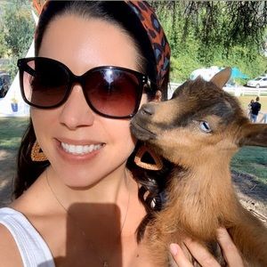 Meet your seller 🙋🏻‍♀️ 5'5 sizes 2-6 👠 7.5-8.5